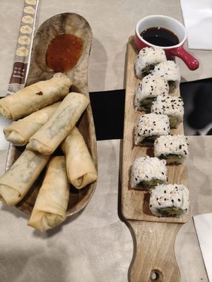 Rollitos y sushi at Veggies in Tirana