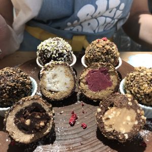 Raw/vegan bombs with certified organic ingredients  at Balifornia in Moscow