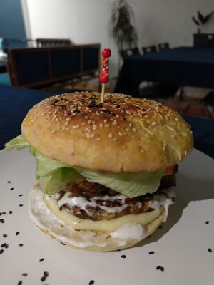 Невероятно вкусный бургер! at Dadati in Moscow