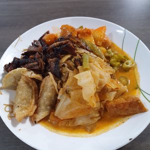 Bee hoon with 4 items $5 at Taste of Vegetarian in East Singapore