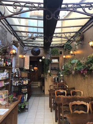 First restaurant room, a bit of a green house, a worm atmosphere  at NattyFood in Carcassonne