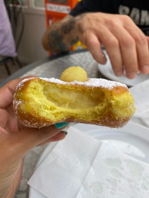 Bombolone alla crema at Nilo's in Viareggio