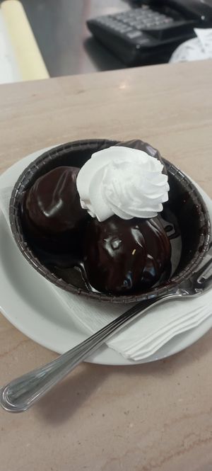 Profiterol vegano ricoperto di cioccolato fondente, ripieno di crema pasticcera vegana e topping di panna ❤️🌱 at Nilo's in Viareggio