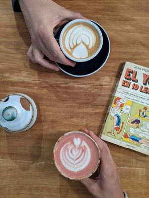 coffee and pink matcha at Cote Cafe in Zarzalejo