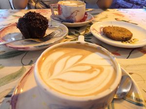 Cafés especiales: cardamomo y campesino at Cote Cafe in Zarzalejo