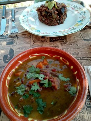 Guiso de azukis y arroz rojo con berenjena at Cote Cafe in Zarzalejo