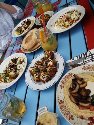 Füll table at Mr and Mrs Humus in Bonn