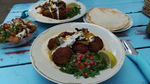 Falafel Humus, Blumenkohl Mezze at Mr and Mrs Humus in Bonn