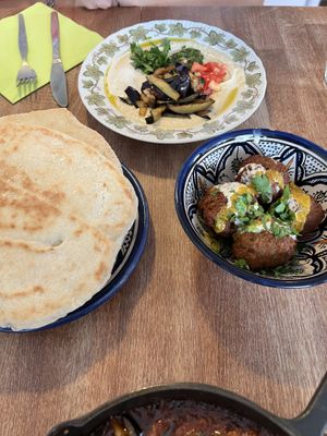 Pita, Auberginen Hummus und Falafel Bällchen  at Mr and Mrs Humus in Bonn