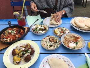 The Meze & Shakshuka were delicious 🌱 at Mr and Mrs Humus in Bonn