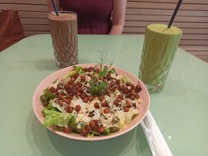 "Hello, Ceaser" salad with cheakpeas and "green goddess" smoothie at The Lala in Vienna