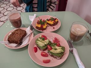 Karottenkuchen und Roggenbrote mit Aufstrich at The Lala in Vienna