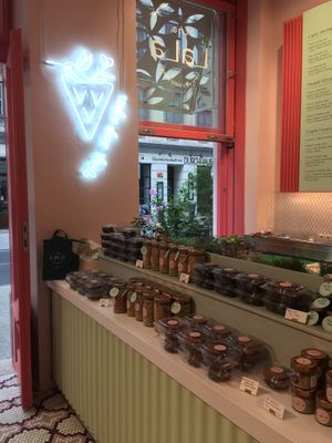 Granola and other foods to go at The Lala in Vienna