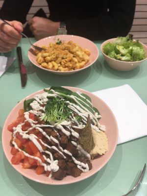 Mac and cheese and Hollywood bowl at The Lala in Vienna