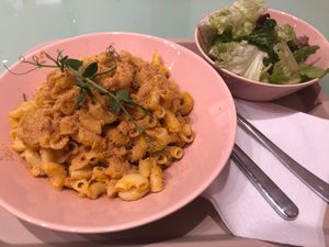 Mac n cheese with side salad at The Lala in Vienna