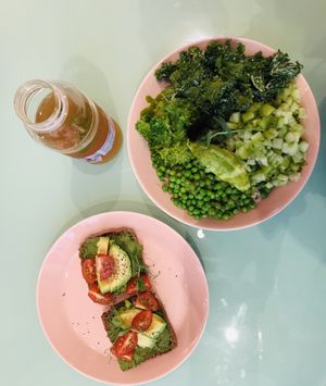 Green Valley (one of the frech roundies) and Bravocado (One of the Beach Breads) accompanied by the lovely lemon iced tea .... great healthy lunch ♥️ at The Lala in Vienna