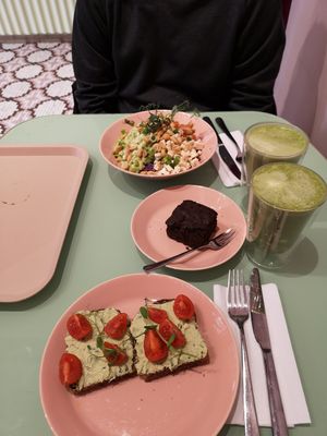 Creamy Gary, Brownie, matcha latte at The Lala in Vienna