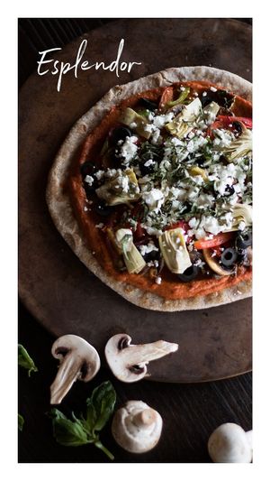 Pizza en pan pita con salsa artesanal de tomate, corazones de alcachofa, pimientos, champiñones, aceitunas y queso de cabra opcional at Ila Barú in Chihuahua