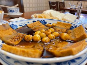 Vegan Pork with Bun. 

I’ll update the English and Chinese description 😅. at Shanghai Yuen Vegetarian in Macau