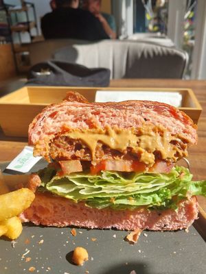 Peanut sauce burger at Shū Màn 蔬漫蔬食料理 - Suman in New Taipei City