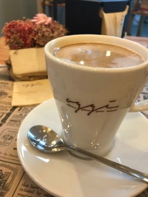 vegan latte at OGGI in Santiago
