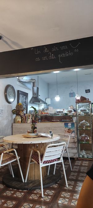 Estante donde tienen tartas veganas y repostería at Cafe La Lola  in Gran Canaria
