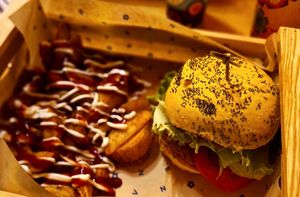 Spicy Cecio + potatoes at Flower Burger in Bologna