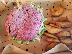 Bloom Burger con patatine at Flower Burger in Bologna