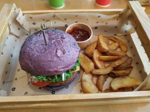 Great menu with colorful burger, potatoes and spicy sauce. 
Ottimo menù con burger colorato, patate e salsa piccante.  at Flower Burger in Bologna