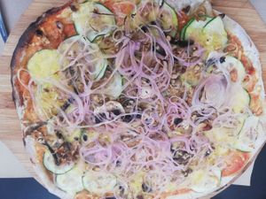 Pizza vegana at L'Espurna in Olot
