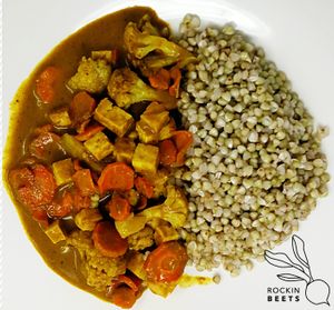 Un piatto indiano aromatico e sorprendentemente gustoso che utilizza una salsa cremosa di spinaci e spezie come il fieno greco e il garam masala  at Rockin Beets in Bolzano