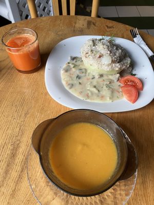 Kohlrabi (Kaliaropė) meal with Kohlrabi soup and carrot (morkų) juice  at Vilties Vaistinės Arbatine in Kaunas