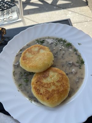 „Žemaičių blynai“ - Kartoffelpuffer gefüllt mit Pilzen   at Vilties Vaistinės Arbatine in Kaunas