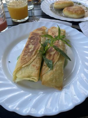 Mit Spinat und Käse gefüllte Pfannkuchen   at Vilties Vaistinės Arbatine in Kaunas