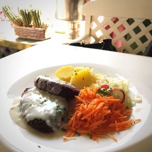 Burokėlių kotletai // Beetroot burgers at Vilties Vaistinės Arbatine in Kaunas