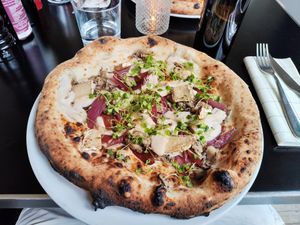 Onion and "mozzarella" pizza at Piu - Schiffbau in Zurich