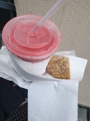 Strawberry milkshake&soft sesame choco cookie at Pow Wow Coffee - Fuggerstraße in Augsburg