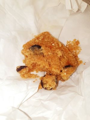 Here you see the chocolate pieces of the sesame cookie at Pow Wow Coffee - Fuggerstraße in Augsburg