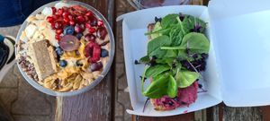 Snickers nice cream and bread with 🥑 and hummus at Plants & Cakes in Frankfurt