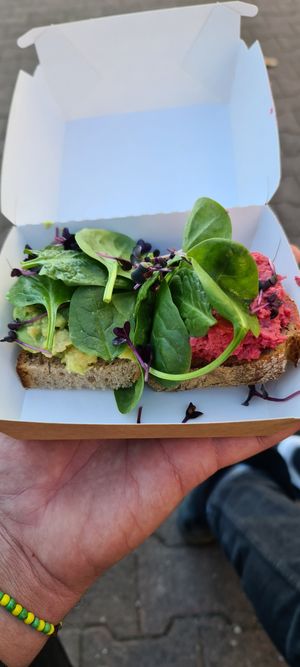 Avocado smash and beetroot hummus at Plants & Cakes in Frankfurt