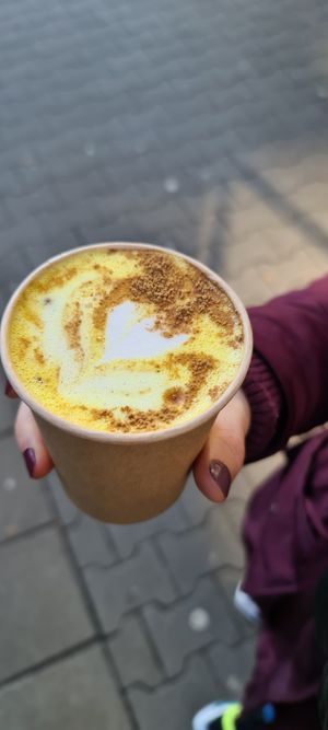 Golden milk (Kurkuma superfood latte) + 💅 by my boyfriend at Plants & Cakes in Frankfurt