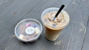 Gemischte Box und Iced Cappuccino mit Hafermilch  at Plants & Cakes in Frankfurt