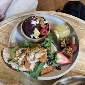Breakfast platter with carrot lox and cream cheeze bread  at Plants & Cakes in Frankfurt