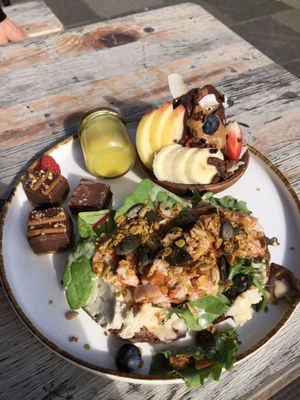 Brekkie plate 😻 10/10 (~18€)  at Plants & Cakes in Frankfurt