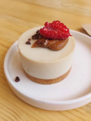 White Choc & Peanut at Plants & Cakes in Frankfurt