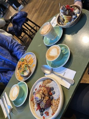 Frühstücksbowl und Karottenlax Brot  at Plants & Cakes in Frankfurt
