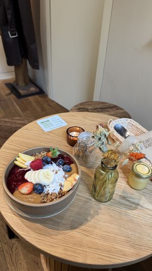 Delicious & beautiful smoothiebowl  at Plants & Cakes in Frankfurt