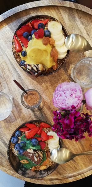 Green Tonic Bowl + Mango Bowl at Plants & Cakes in Frankfurt