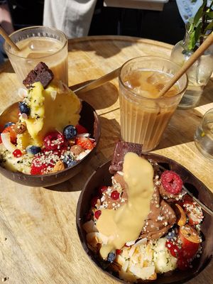Mango und Snickers Bowl at Plants & Cakes in Frankfurt