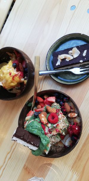 mango and green tonic smoothiebowl, raw bounty bar at Plants & Cakes in Frankfurt